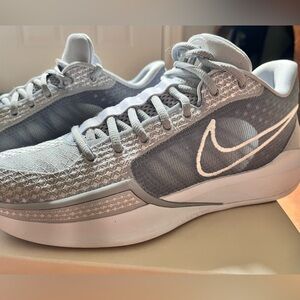 Sabrina Ionescu basketball shoes like new with box